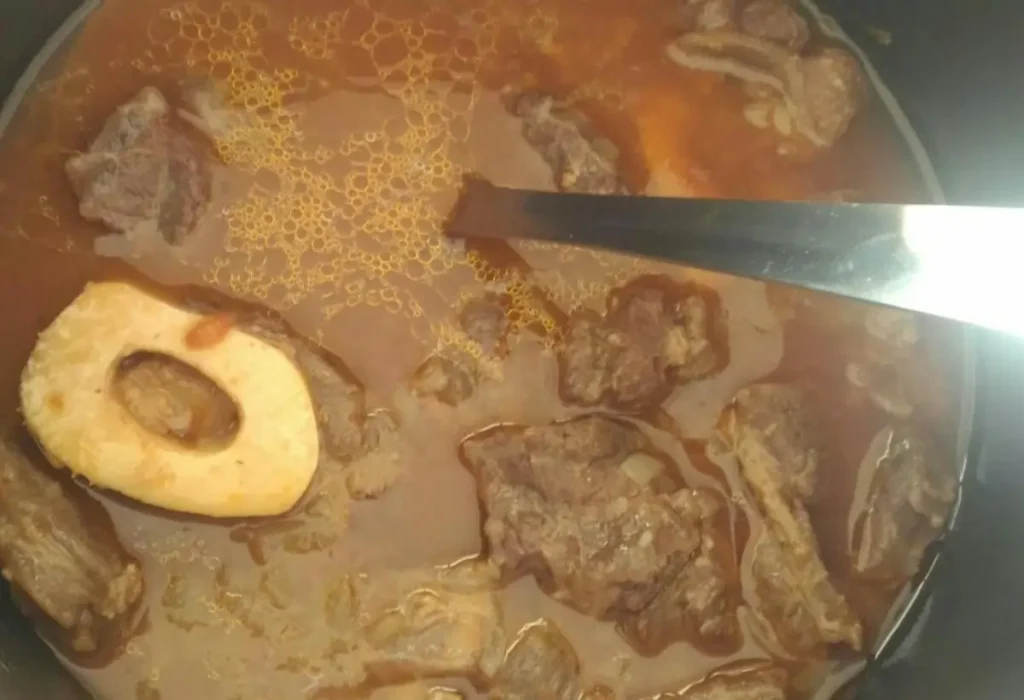 Chambaril sendo preparado na panela de pressão.