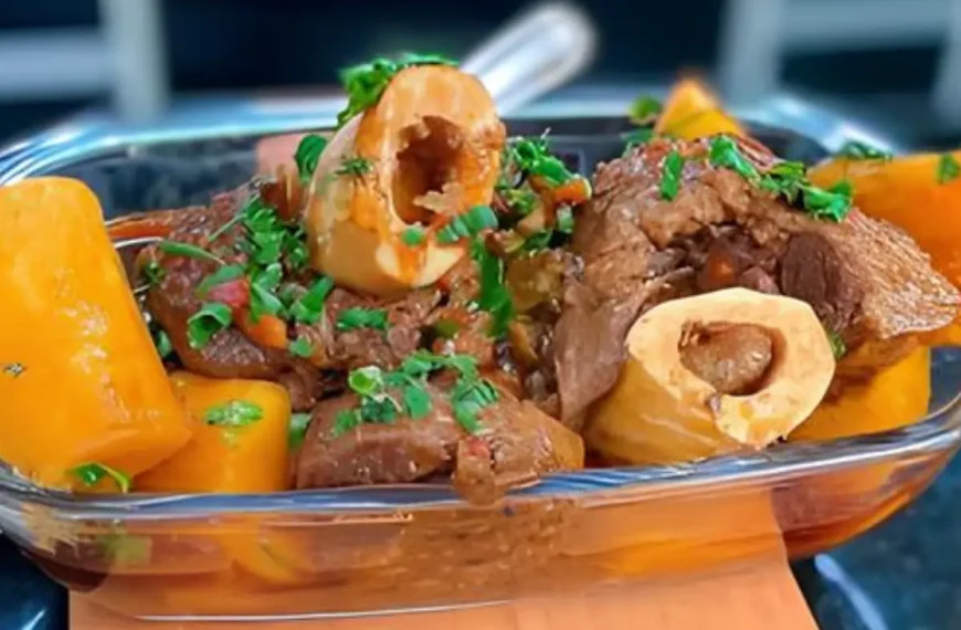 Uma travessa com chambaril em uma mesa para ser servido.