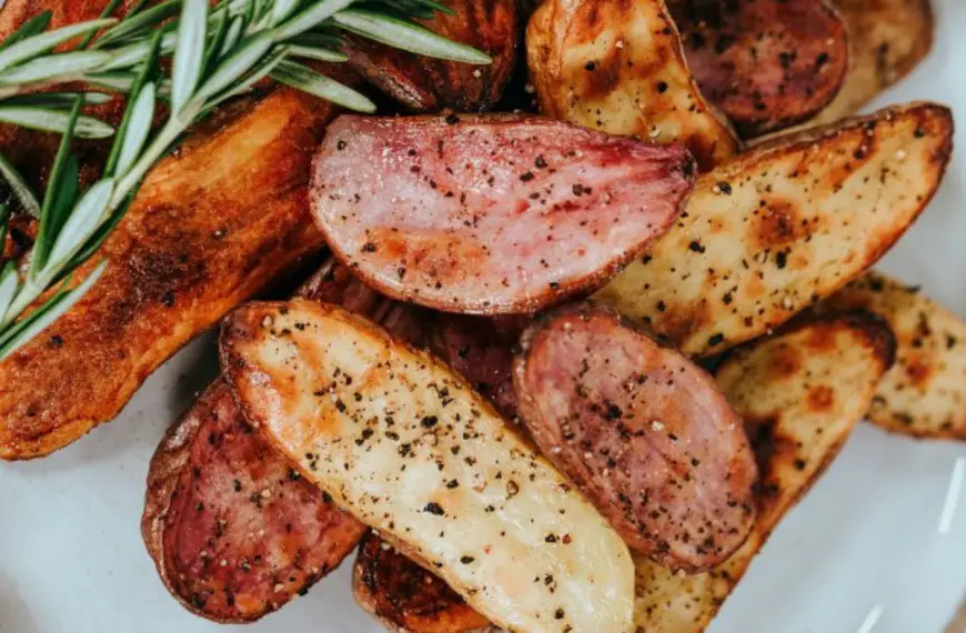 Uma travessa com inhame pronto para ser servido.