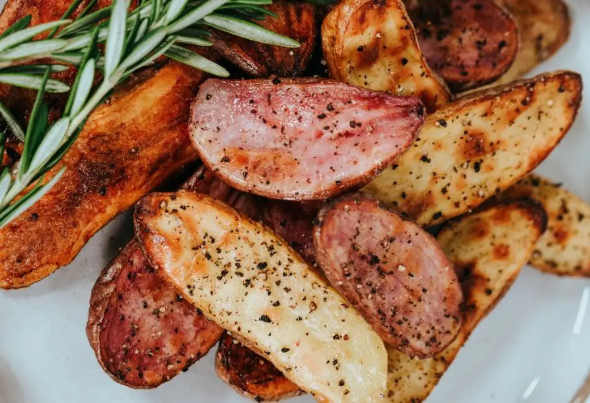 Uma travessa com inhame pronto para ser servido.