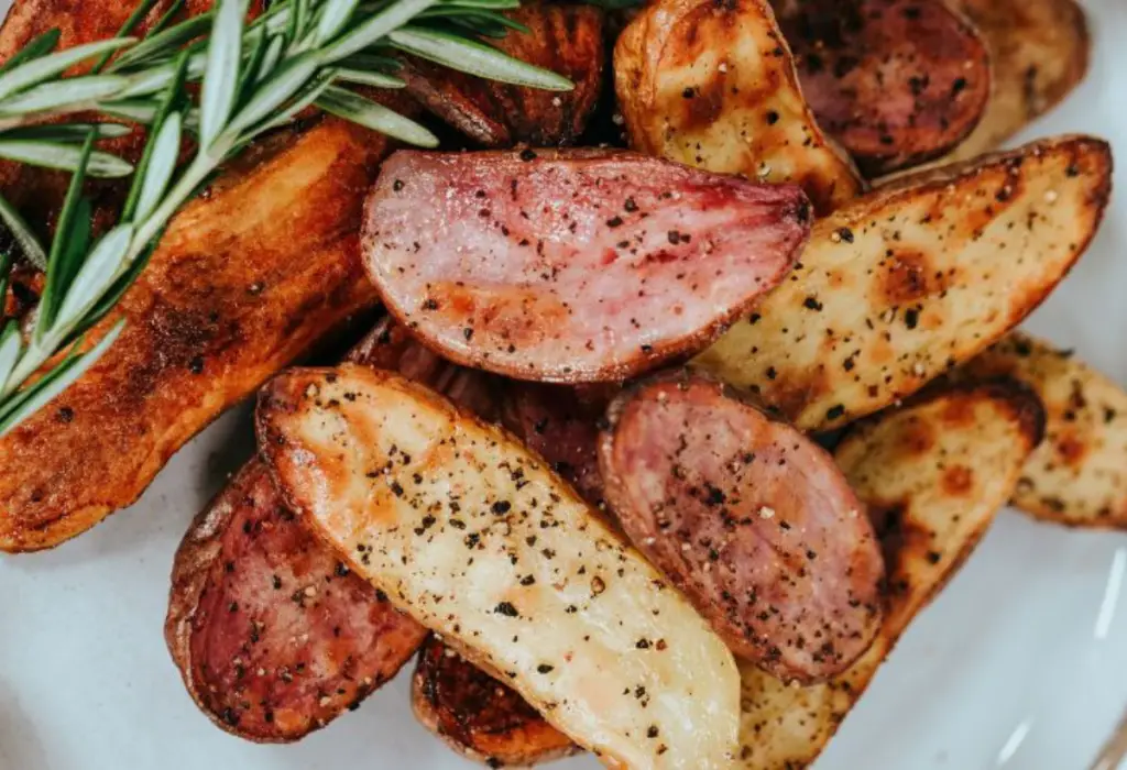 Uma travessa com inhame pronto para ser servido.