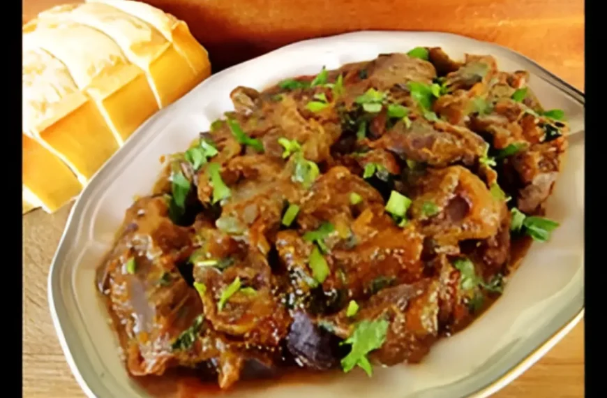 Um prato com coração de boi em uma mesa para ser servido.