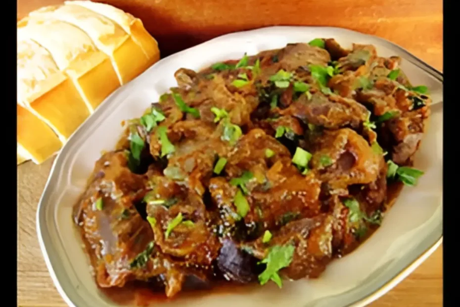 Um prato com coração de boi em uma mesa para ser servido.