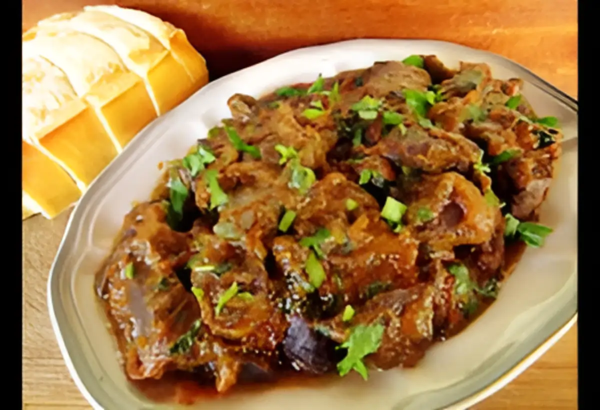 Um prato com coração de boi em uma mesa para ser servido.