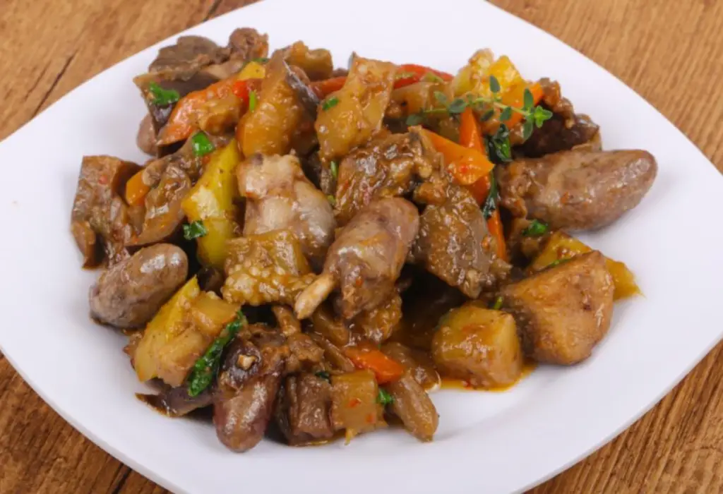 Um prato com coração de frango pronto para ser servido.