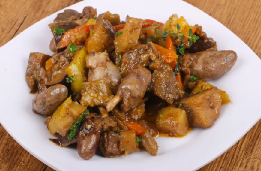 Um prato com coração de frango feito na panela de pressão.