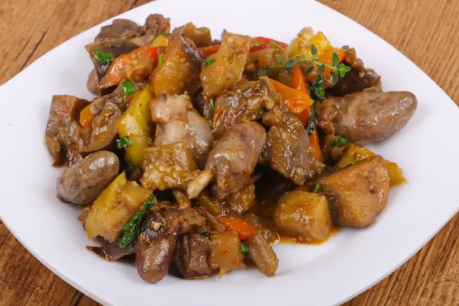 Um prato com coração de frango feito na panela de pressão.