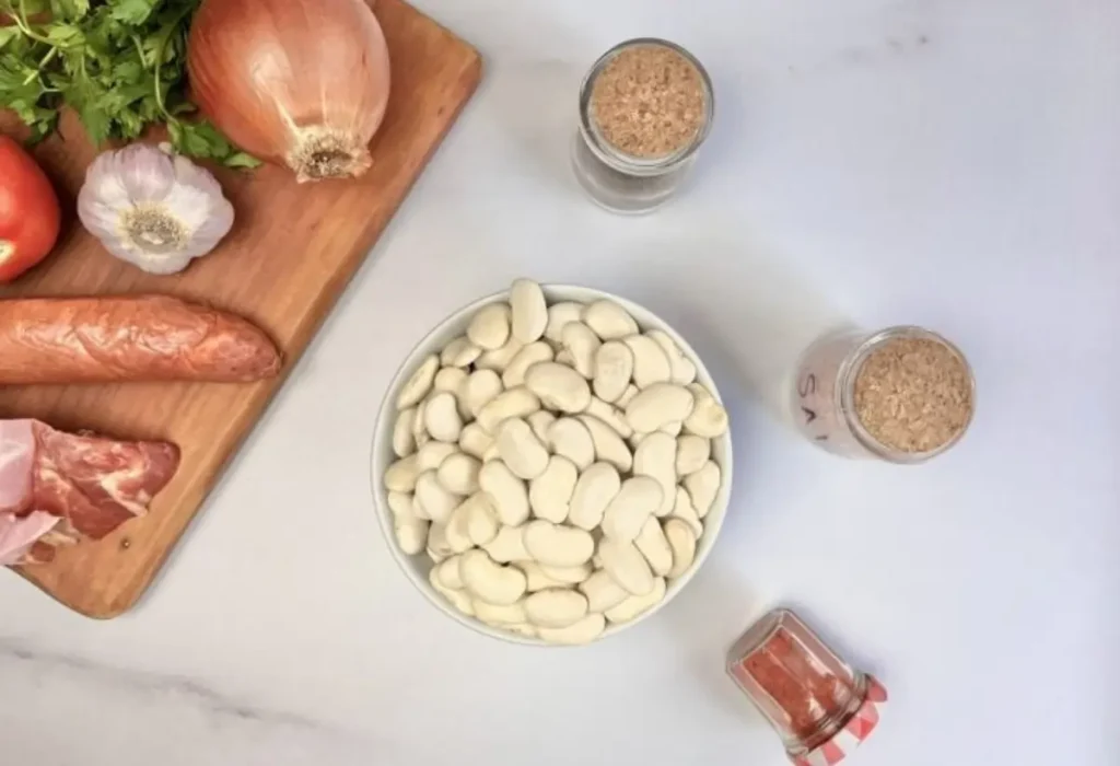 Uma tigela com fava em cima de uma mesa.