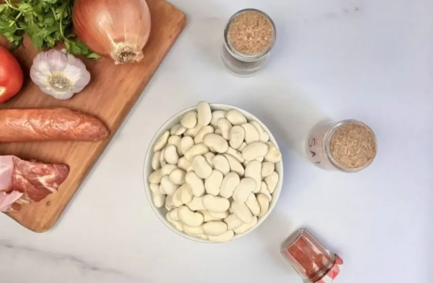 Uma tigela com fava em uma mesa.