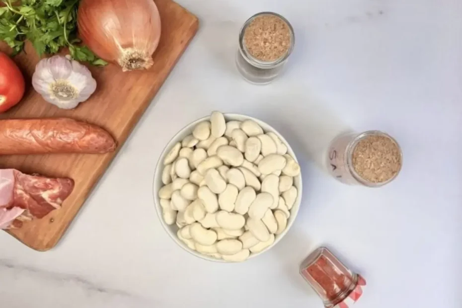 Uma tigela com fava em uma mesa.