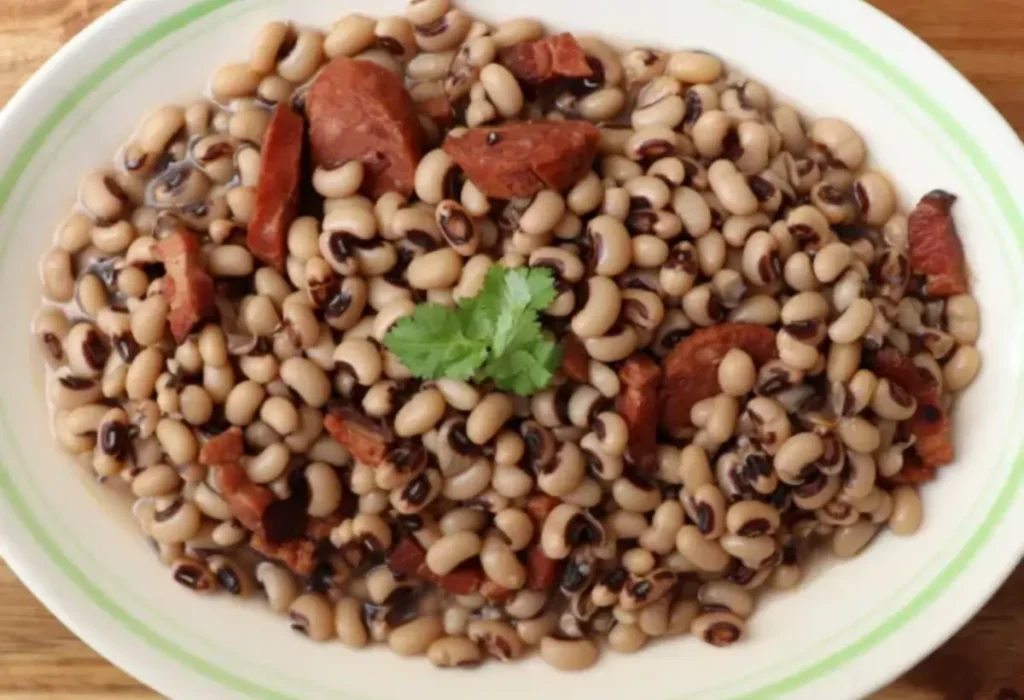 Um prato com feijão fradinho pronto para ser servido.