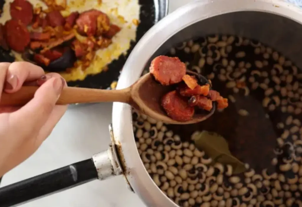 Feijão fradinho sendo preparado em uma panela de pressão.