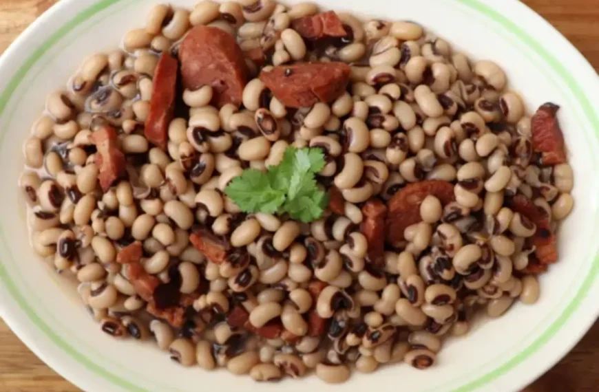 Um prato com feijão fradinho pronto para ser servido.