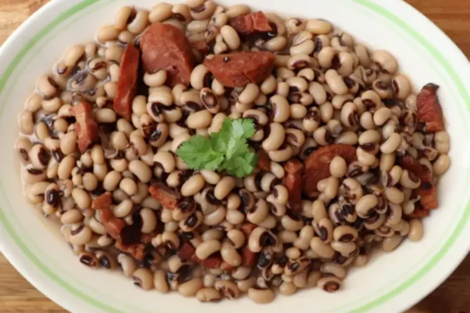 Um prato com feijão fradinho pronto para ser servido.