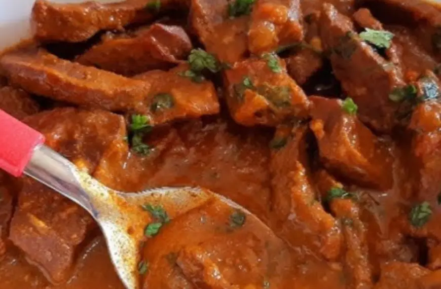 Um prato com fígado feito na panela de pressão.