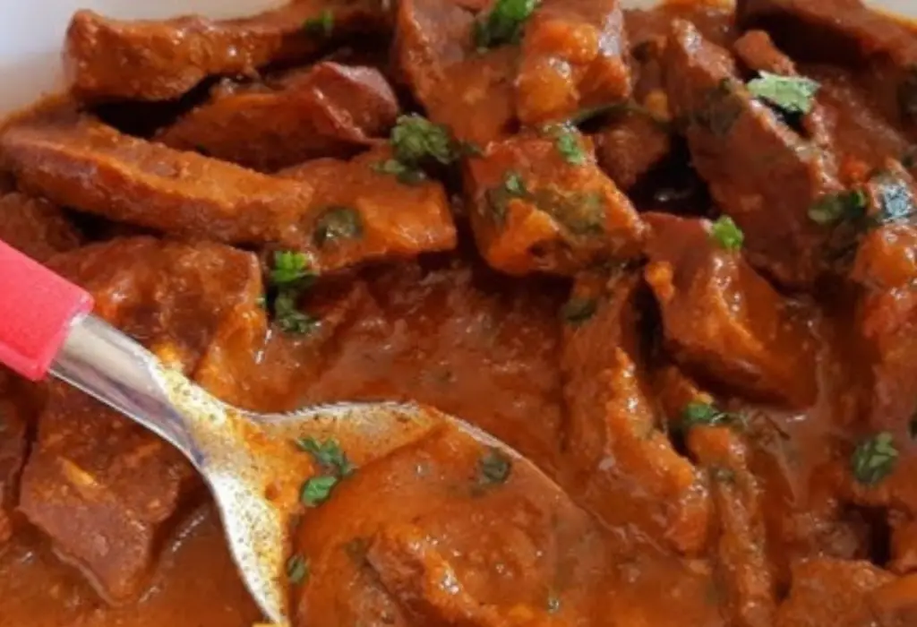 Fígado em um prato pronto para ser servido.