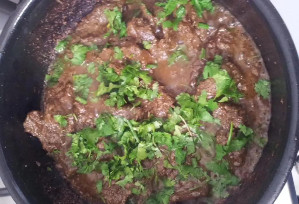 Fígado sendo preparado em uma panela de pressão.