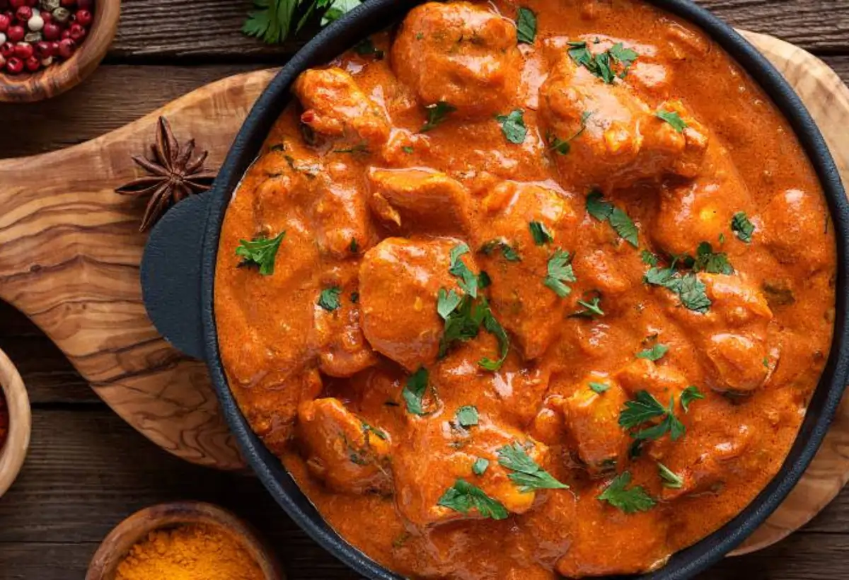 Filé de frango em uma mesa pronto para ser servido.