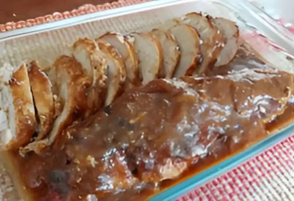 Uma travessa com filé mignon suíno.