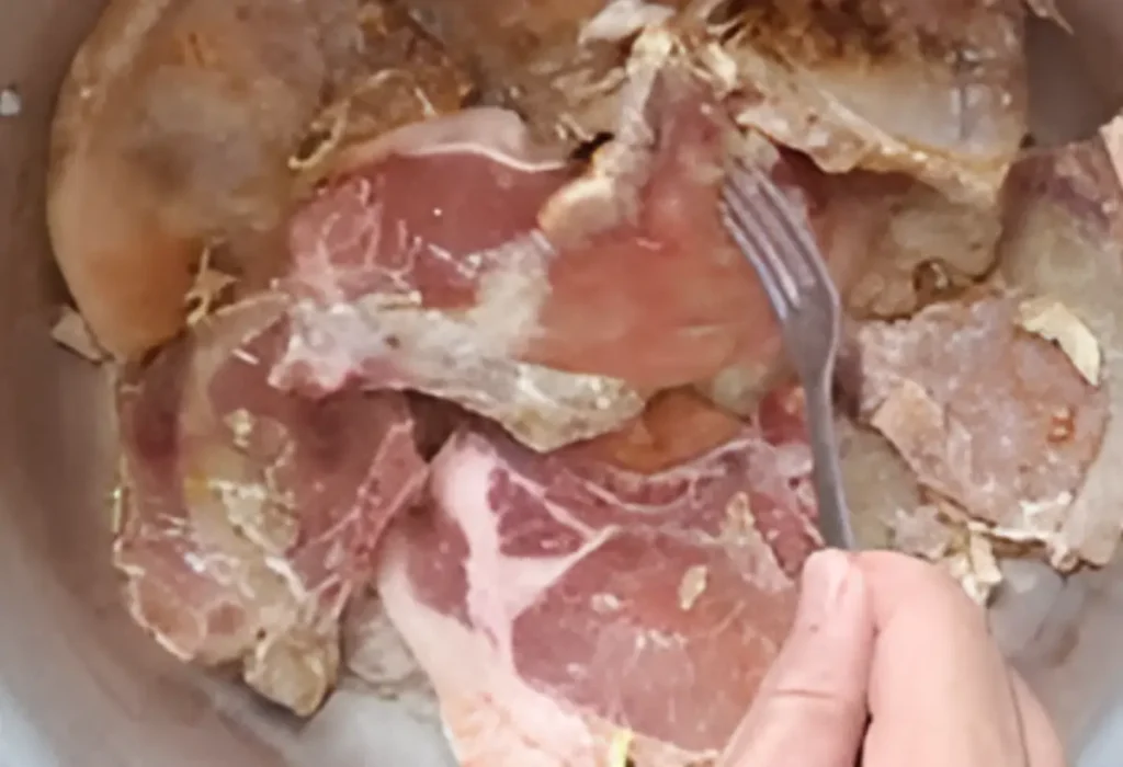 Filé mignon suíno em uma panela para ser servido.