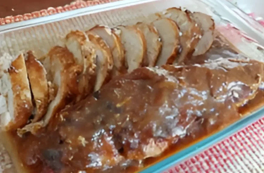 Uma travessa com filé mignon suíno em uma mesa pronto para ser servido.