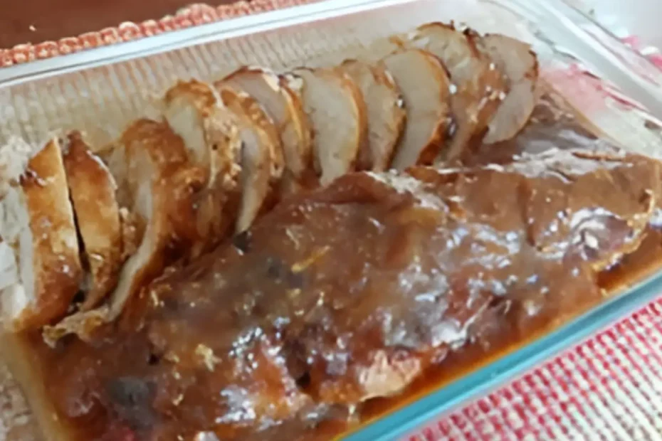 Uma travessa com filé mignon suíno em uma mesa pronto para ser servido.