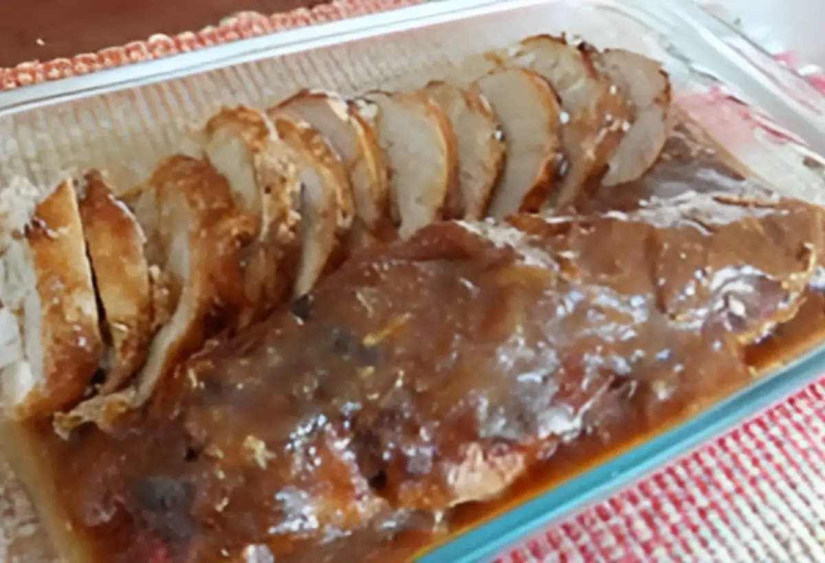 Uma travessa com filé mignon suíno em uma mesa pronto para ser servido.