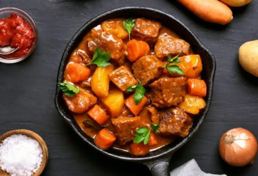 Carne guisada em uma mesa pronto para ser servida.