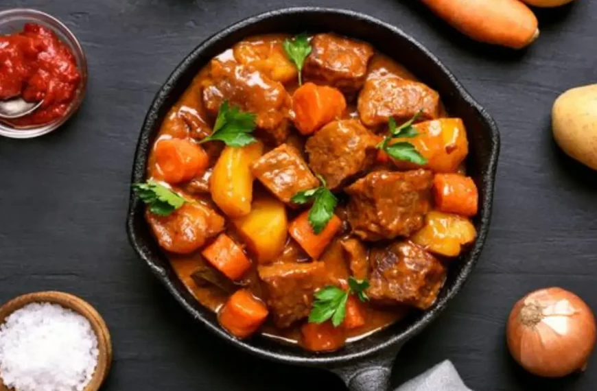 Uma panela de Carne Guisada em uma mesa para ser servido.