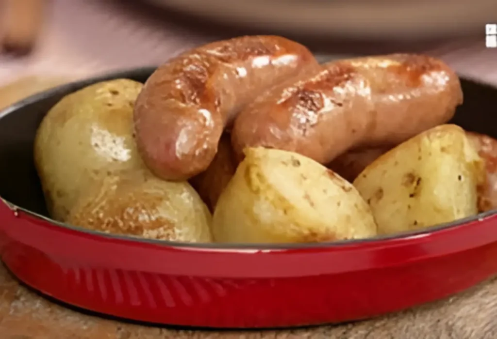 Uma travessa com linguiça feita na panela de pressão.