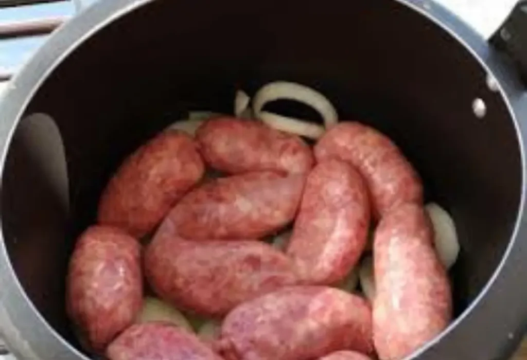 Uma panela de pressão com linguiça sendo preparada.