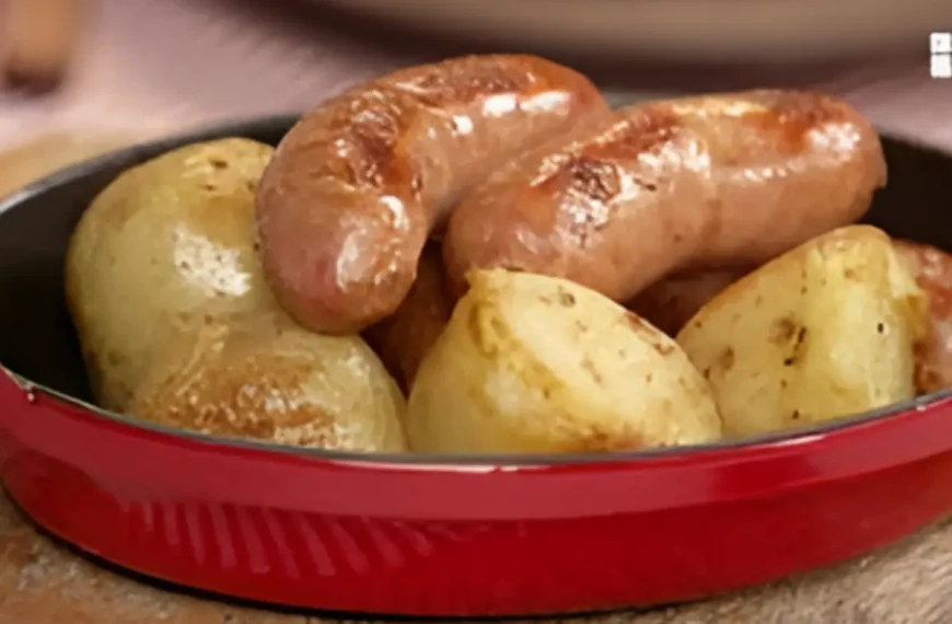 Uma panela com linguiça feita na panela de pressão pronta para ser servida.