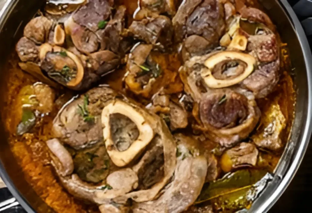 Uma panela com carne de ossobuco sendo preparada.