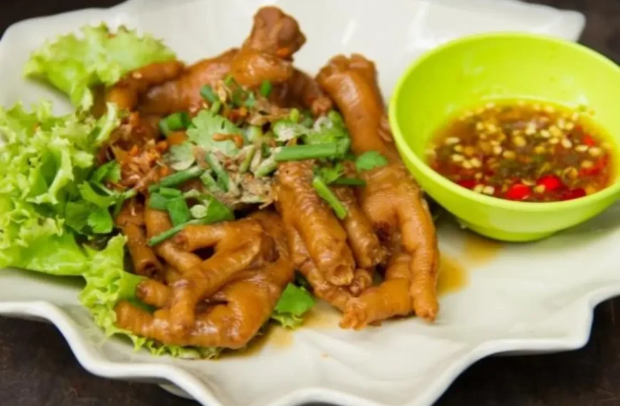 Pé de galinha em um prato pronto para ser servido.