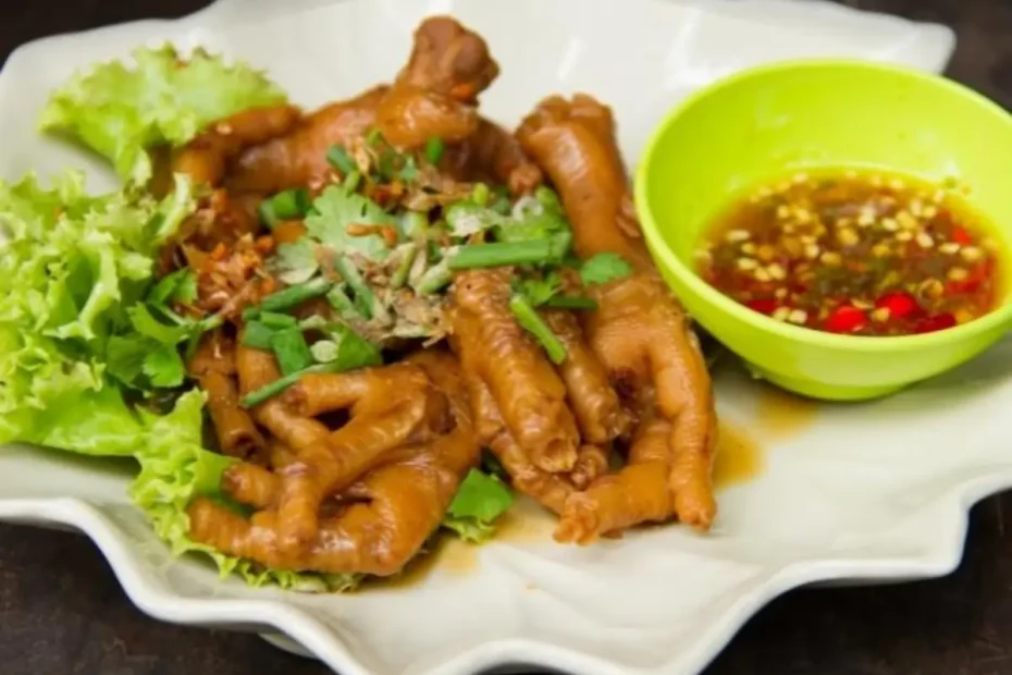 Pé de galinha em um prato pronto para ser servido.