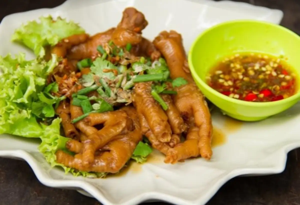 Pé de galinha em um prato pronto para ser servido.