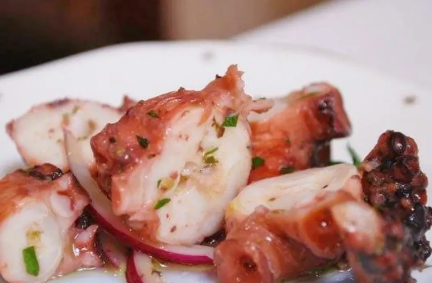 Um prato com polvo pronto para ser servido.