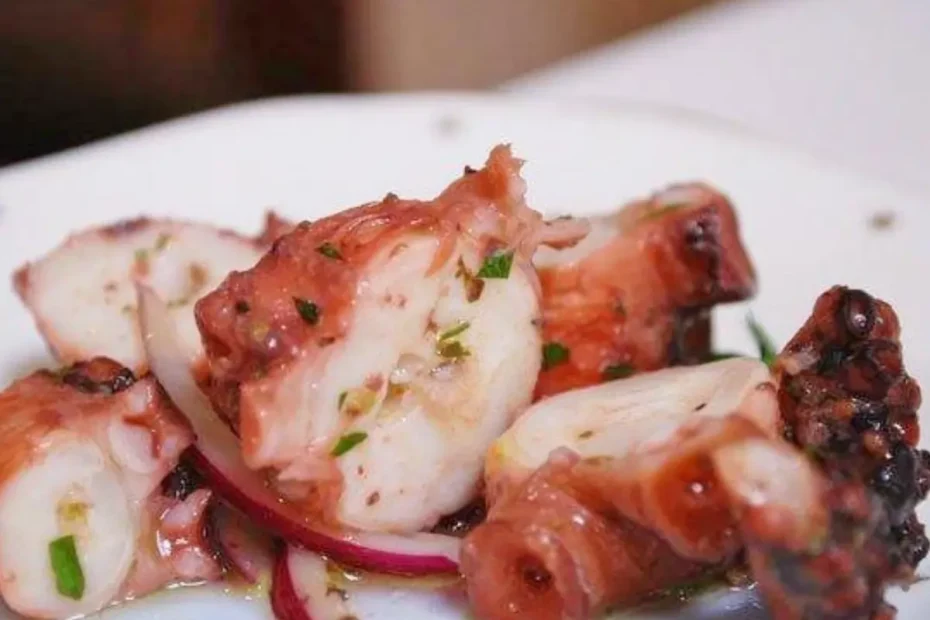 Um prato com polvo pronto para ser servido.