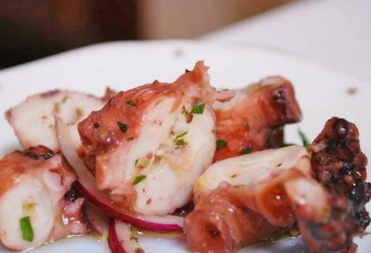 Um prato com polvo pronto para ser servido.