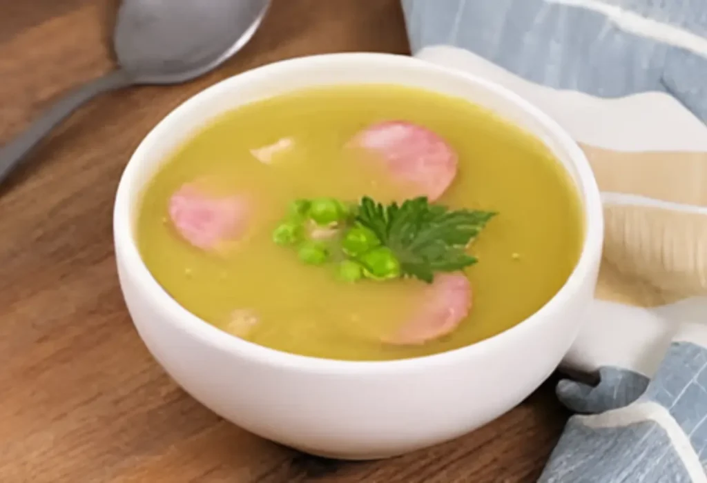 Uma tigela com sopa de ervilha pronta para ser servida.