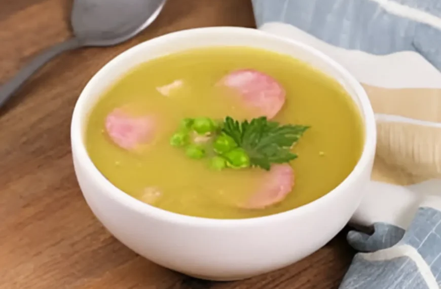 Uma tigela com sopa de ervilha pronto para ser servida.