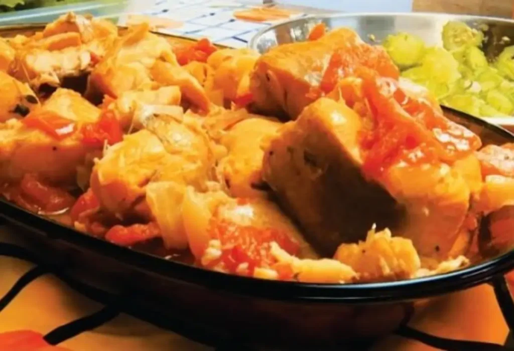 Uma travessa com traíra em uma mesa para ser servida.