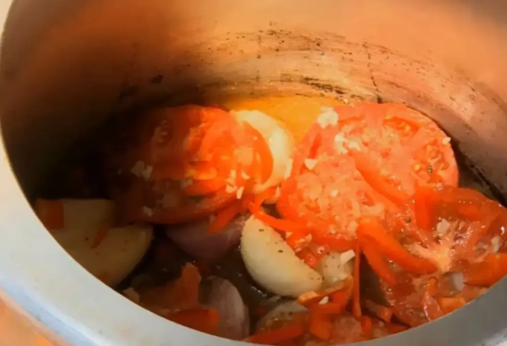 Traíra sendo preparada na panela de pressão.