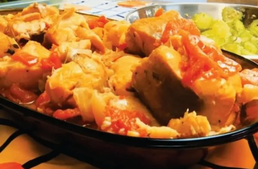 Uma travessa com traíra em uma mesa para ser servida.