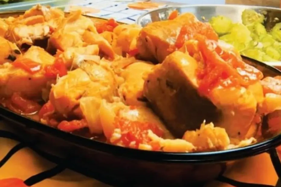 Uma travessa com traíra em uma mesa para ser servida.