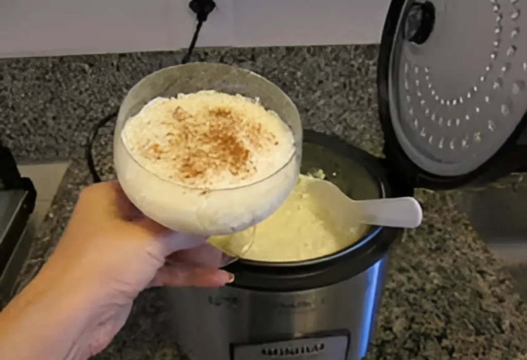 Uma taça com arroz doce.