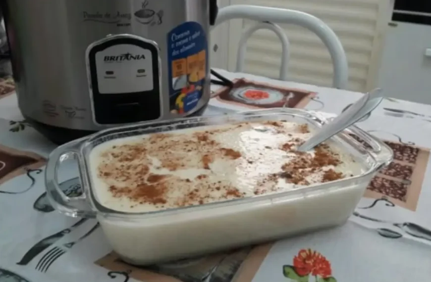 Uma travessa com arroz doce cremoso feito na panela de pressão.