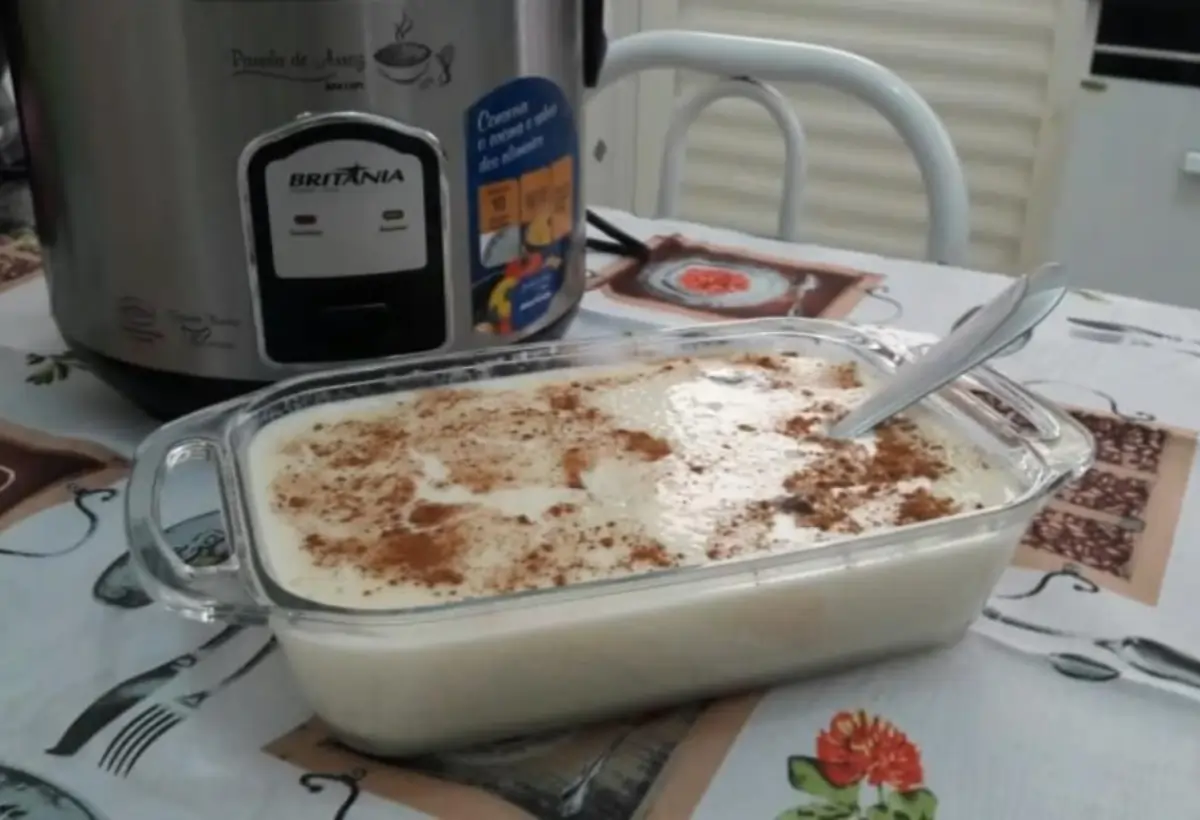 Uma travessa com arroz doce cremoso feito na panela de pressão.