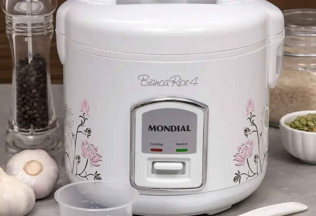 Uma panela elétrica de arroz da marca mondial.