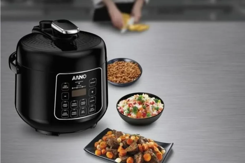 Uma panela elétrica de arroz em cima de uma mesa.